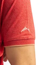 Remera polo verde con cuello y mangas con borde blanco, confeccionada en algodón.