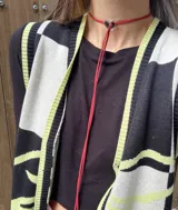 Collar con cordón rojo ajustable y dije de corazón transparente.