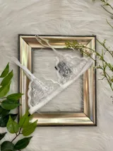 Bralette blanco de encaje con tirantes finos ajustables y banda elástica inferior.