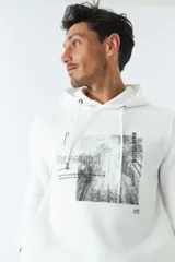 Buzo canguro blanco de felpa con capucha ajustable, bolsillos y estampado con diseño de bosque y texto.