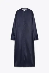 Vestido midi azul marino de viscosa y lino, con cuello redondo, manga larga con puños, abertura en la espalda y cierre frontal con botones.