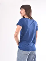 Remera básica de cuello en V y mangas cortas, color negro.