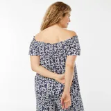 Blusa con escote bardot, estampado abstracto en azul y blanco, mangas cortas y cintura elástica.