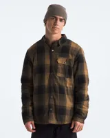 Camisa marrón a cuadros negros con forro polar sherpa en el interior, de corte clásico, con cierre de botones a presión, bolsillo en el pecho con solapa y bolsillos laterales ribeteados. Marca The North Face.