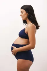 Culotte maternal blanco de algodón con doble tela, sin elásticos que marquen. Ideal para embarazo y postparto.