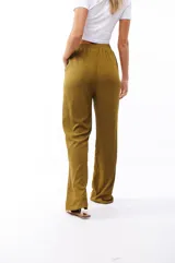 Pantalón de poliéster color verde oliva, de corte recto y tiro alto, con cintura elástica y bolsillos laterales.