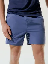 Short deportivo color gris con cintura elástica y bolsillos laterales.