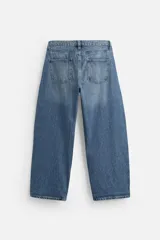 Pantalón de jean negro de corte amplio, estilo balloon fit, con cinco bolsillos, efecto lavado y cierre frontal con botones.