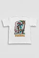 Remera blanca de algodón con estampa en la espalda de un diseño de tatuaje tradicional inglés con un loro, una palmera, un volcán y flores. En el frente tiene el logo VERNAL con tipografía intervenida.