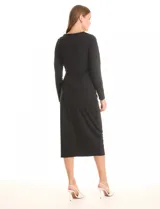 Vestido midi negro de seda fría elastizada, marca Tash & Sophie. Presenta una silueta entallada, mangas largas ajustadas y un lazo fijo en el lateral de la cintura que crea pliegues diagonales en el torso.