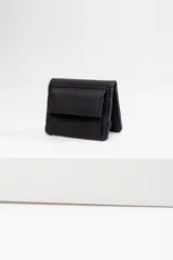 Billetera negra de material PU, con diseño compacto y múltiples compartimentos.