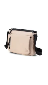 Bandolera color beige de nylon, con correa larga negra regulable. Tiene un bolsillo delantero con tapa, dos bolsillos internos (uno con cierre) y un bolsillo trasero.
