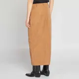 Falda midi color beige de pana con corte recto y abertura frontal.
