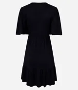 Vestido corto negro de malla texturizada, con escote en V, mangas cortas godê y volado en el bajo.