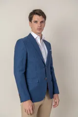 Saco de lino color beige, corte slim fit, con solapa de muesca, cierre de dos botones, bolsillo en el pecho y dos bolsillos delanteros con solapa. Medio forro.