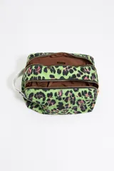 Neceser Bimba y Lola de nylon con estampado animal print en tonos verde y rosa. Tiene estructura blanda, tamaño grande, asa de tejido logotipada, logo metálico, acabados metálicos dorados, bolsillo interior, cierre con cremallera e interior con placa metálica logotipada.