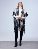 Kimono de tejido suave con diseño a cuadros en tonos blanco, negro, gris y beige. Presenta flecos en el borde inferior.