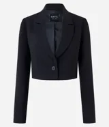 Blazer negro cropped de corte slim, con escote en V, solapas y un único botón frontal.