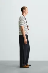 Camiseta de hombre de punto con mezcla de viscosa, a rayas horizontales blancas y azul marino. Tiene cuello redondo, manga corta y terminaciones en rib.