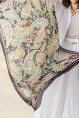 Pañuelo cuadrado de seda estampada con motivos de arabescos en múltiples colores.