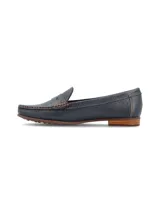 Mocasín de cuero graneado color negro, con forro y plantilla de cuero, y suela de goma.