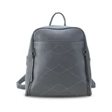 Mochila negra de símil cuero con costuras diagonales en el frente. Tiene un bolsillo frontal con broche magnético, asa de mano y correas regulables.