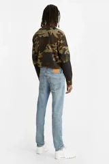 Jean de hombre Levis modelo 512 Slim Taper ADV, color celeste claro, de tiro medio y corte slim.