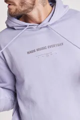 Buzo lila con capucha y cordones ajustables, con logo estampado en el pecho.