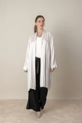 Túnica italiana de satén de seda color beige, de corte suelto con bolsillos laterales.