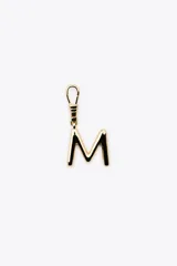 Dije dorado en forma de la letra A, con mosquetón para colgar en carteras o pulseras.