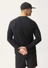 Remera negra de manga larga con cuello redondo y protección solar.