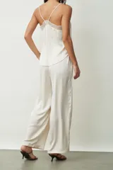 Pantalón negro de corte recto.