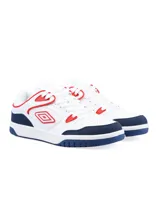 Championes urbanos Umbro Shoots, color blanco con detalles en gris.