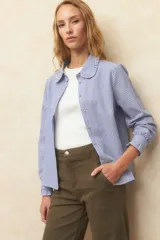 Pantalón ancho de algodón de tiro alto con cuatro bolsillos y detalle de pespuntes.