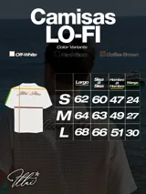 Camisa negra de manga corta con cuello, confeccionada en tejido texturizado (tipo waffle o piqué). Presenta un bordado en la espalda con el texto "Ittai Stars" en hilo blanco.