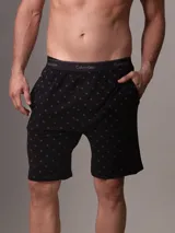 Short de pijama negro con cintura elástica con logo Calvin Klein, bolsillos laterales y bragueta falsa.