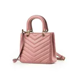 Cartera tipo tote bag color rosa, con diseño acolchado en forma de chevron. Tiene doble asa corta, correa larga regulable y herrajes dorados. El acceso es con cierre y broches imantados. Cuenta con tres compartimentos y bolsillos internos.