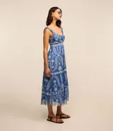 Vestido midi de tule con estampa étnica, escote corazón fruncido y breteles finos.