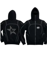 Campera negra de algodón impermeable con doble capucha, una de ellas tipo pasamontañas. Presenta viras y logos reflectivos, y cierres de metal. La parte trasera tiene un estampado de estrella con tachas.