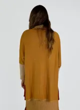 Saco azul de tejido de punto con rayas horizontales en tonos grises y detalles en rojo. Tiene corte holgado, mangas 3/4 y bolsillos laterales.