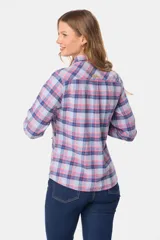 Sobrecamisa de franela a cuadros azules, blancos y rosas, de corte recto y manga larga.