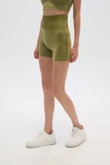 Short deportivo gris con cintura alta acanalada y corte ajustado al cuerpo.