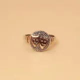 Anillo con base de plata 925 y apliques de oro 9k, con diseño de máscaras de teatro.