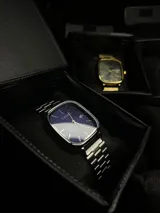 Reloj Casio Quartz con caja cuadrada plateada y esfera azul.