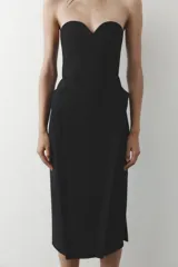 Vestido midi negro con escote corazón y hombros descubiertos. Cierre trasero con cremallera oculta.