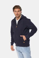 Canguro con cierre y capucha color bordó, confeccionado en felpa de algodón y poliéster.