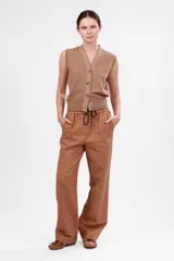 Chaleco color camel confeccionado en cashmere y lana, con cuello en V y cierre frontal con botones.
