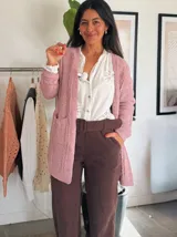 Pantalón de vestir color beige, de corte recto y tiro alto, con cinturón ancho de la misma tela y hebilla rectangular.