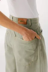 Pantalón de jean color borgoña, de corte wide leg y cintura alta.