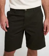 Bermuda masculina de sarga color rosado, con corte recto y bolsillos laterales.